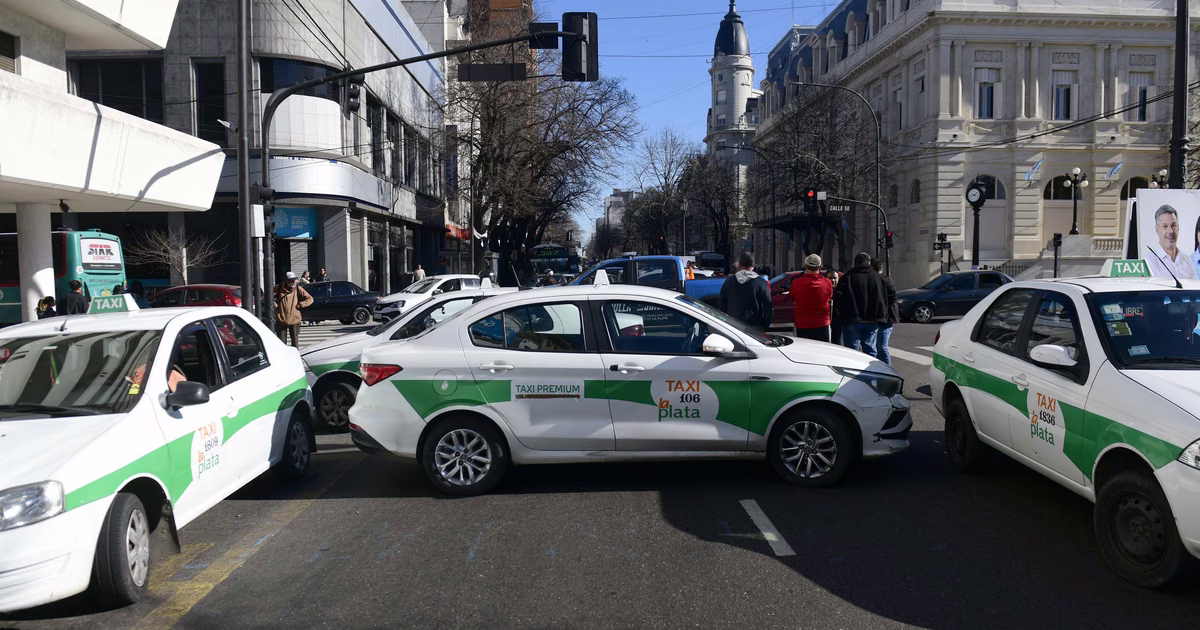 La Municipalidad de La Plata acordó con los taxistas endurecer los controles contra Uber, DiDi y Cabify
