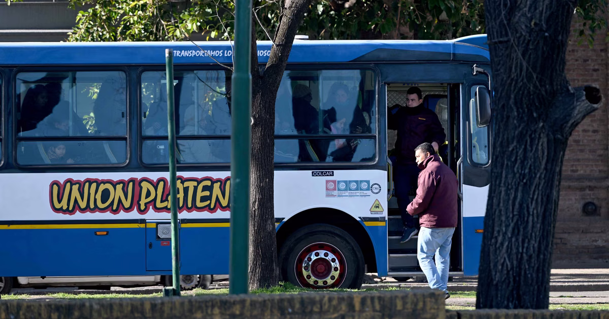 El aumento del boleto mínimo de los micros en La Plata triplicó a la inflación en lo que va del año