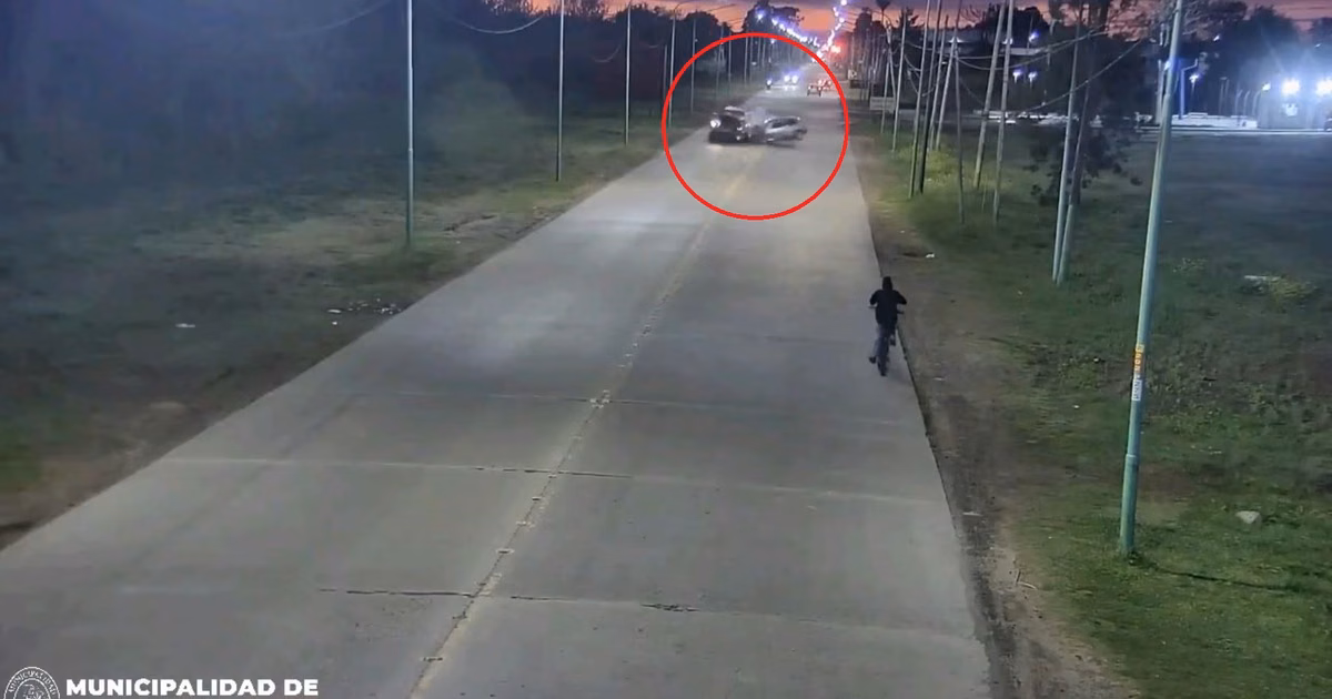 Video: perdió el control de su auto en Ensenada, se cruzó de carril y casi causa una tragedia vial