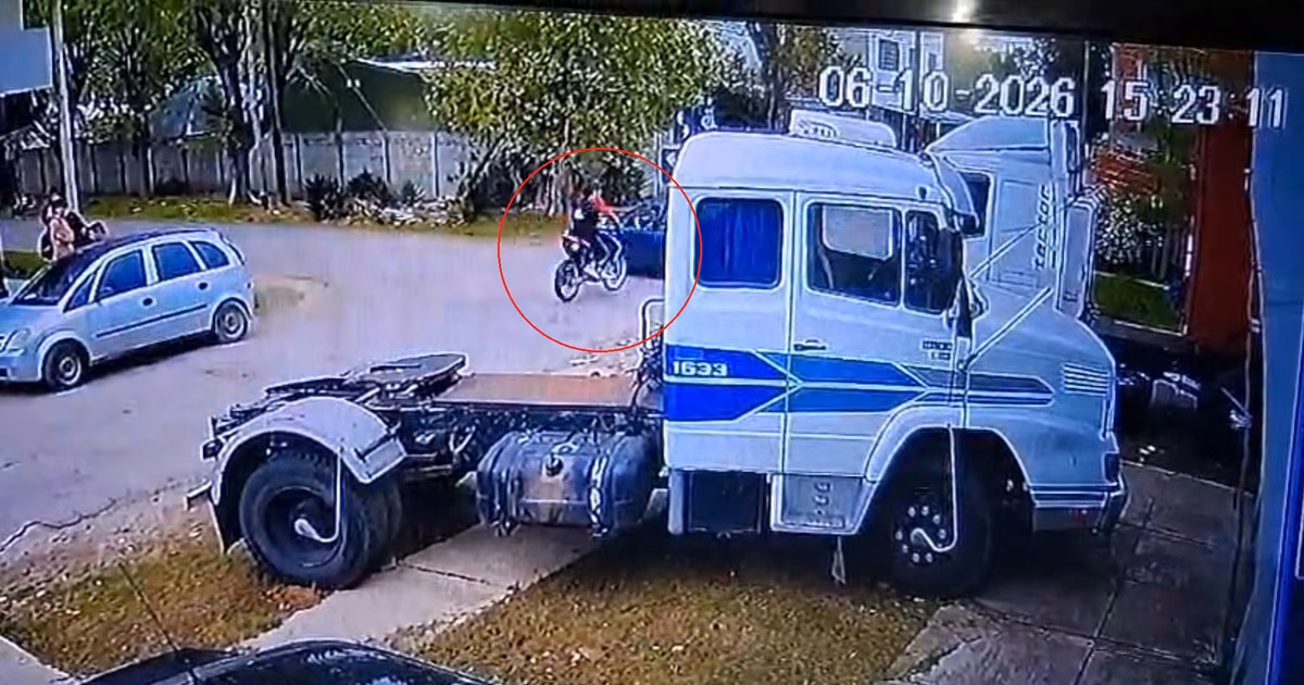 Video: dos chicos de La Plata quedaron en estado crítico tras un brutal choque entre una moto y un auto