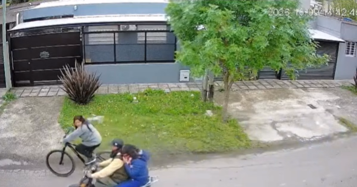 Video: una ciclista de La Plata fue asaltada por motochorros a plena luz del día