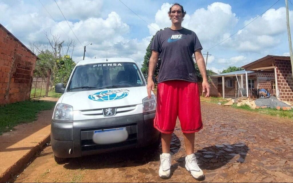 "Chiquito", el hombre más alto de Argentina busca una oportunidad para salir adelante | El Dia