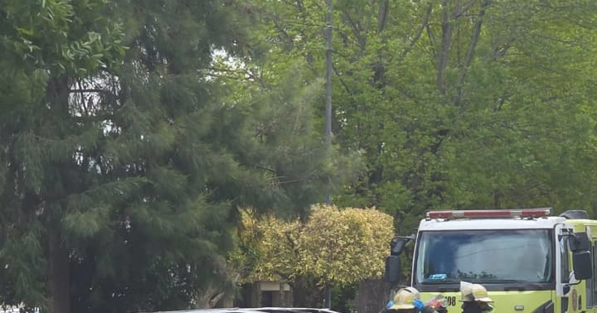 Un fuerte choque en La Plata terminó con una camioneta volcada y un operativo de Bomberos