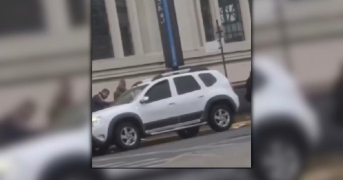 Video: taxistas confundieron a un automovilista con un chofer de Uber y lo agredieron